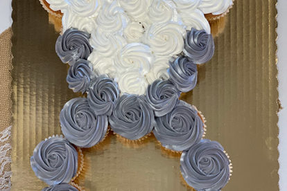 cupcakes shaped like an engagement ring